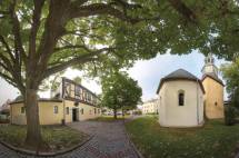 Alte Schule, Rathaus und Evangelische Kirche in Weilmünster