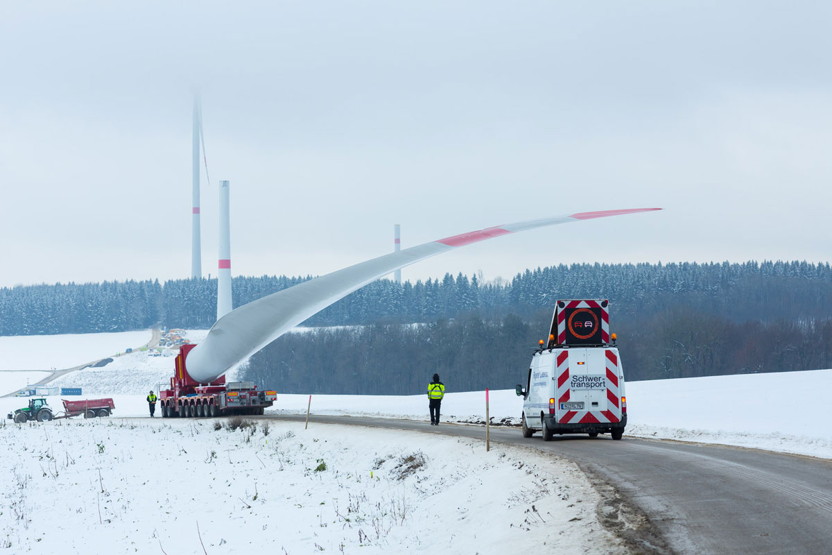 Bladelifters, mit dem die Rotorblätter ab Heinzenberg zum Windpark Stollberg transportiert werden. Foto: EAM