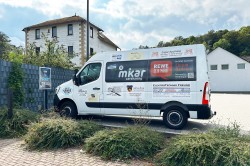 Mikar Carsharing-Bus auf dem Rewe Parkplatz in Weilmünster