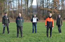 Die Mitarbeiter Hessen Forst mit Bürgermeister Mario Koschel vor einem Laubwald der Gemeinde Weilmünster