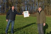 Übergabe der Urkunde zum PEFC-Zertifikat für die Gemeinde Weilmünster