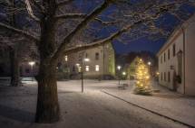 Der Rathausplatz zu Weihnachten schneebedeckt.